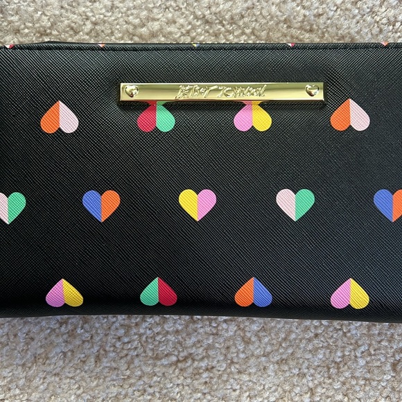 NEW Betsey Johnson heart design clutch - Picture 2 of 4